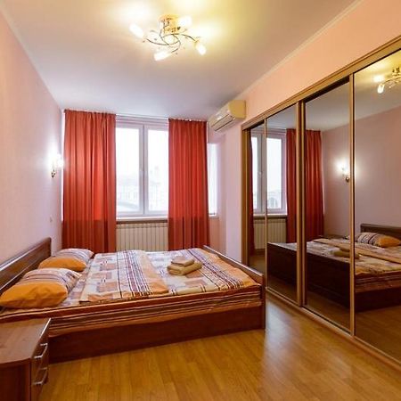 Апартаменти 3-Кімнатні Поруч З М. Театральна كييف المظهر الخارجي الصورة